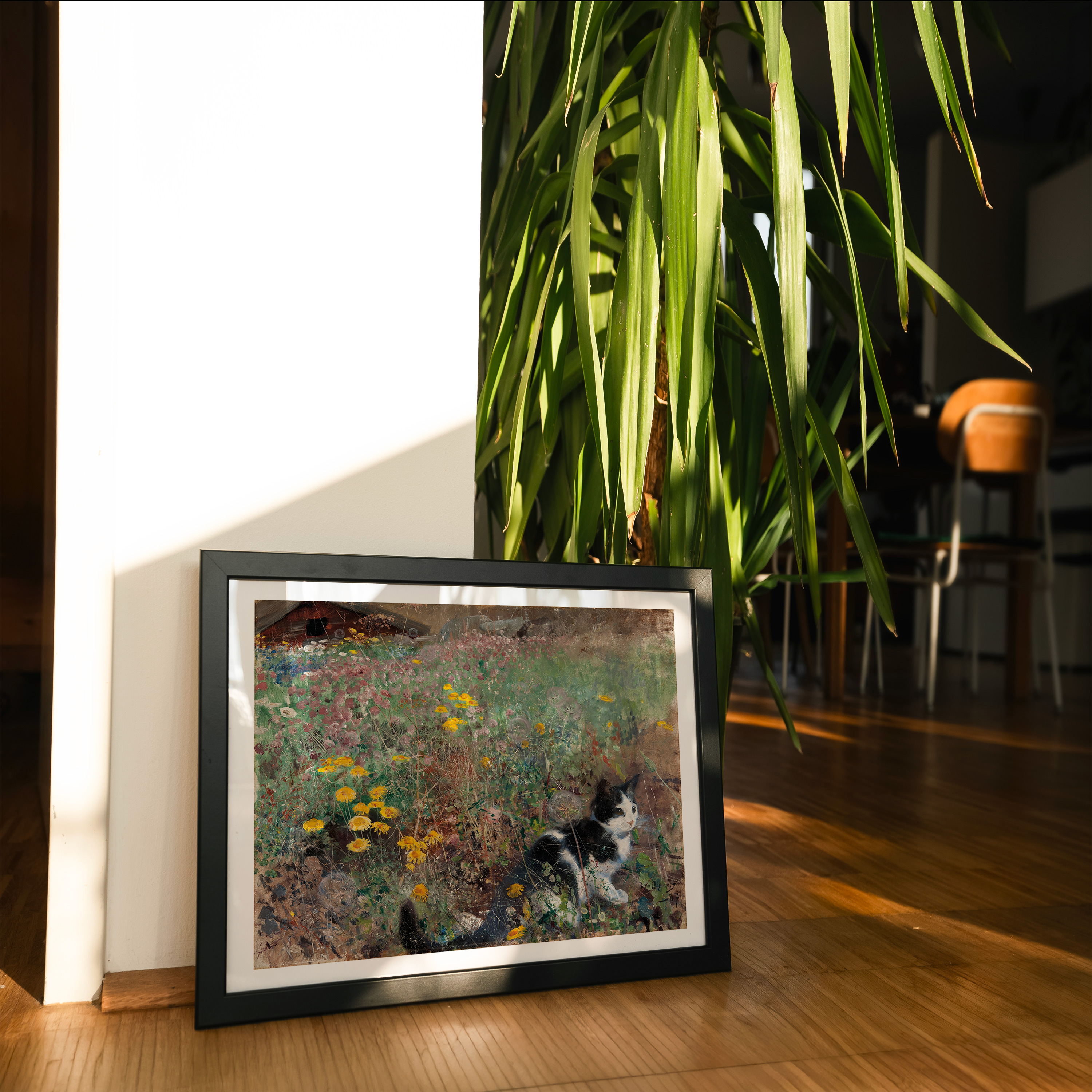 Bild på Katt på blomsteräng