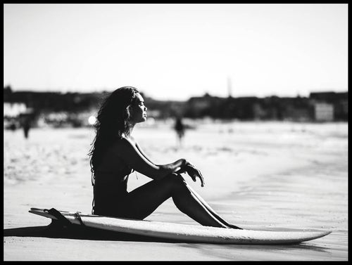 surf-tjej-på-stranden_30x40_WEBB.jpg