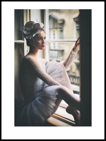 ung-ballerina-i-fönster_30x40_WEBB.jpg